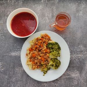 Dieta z ograniczeniem łatwoprzyswajalnych węglowodanów  Barszcz czerwony z ziemniakami Makaron pełnoziarnisty Sos boloński z wieprzowiną (dieta) Brokuł gotowany Kompot owocowy z jabłkami